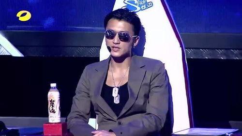 谢霆锋一起吃瓜