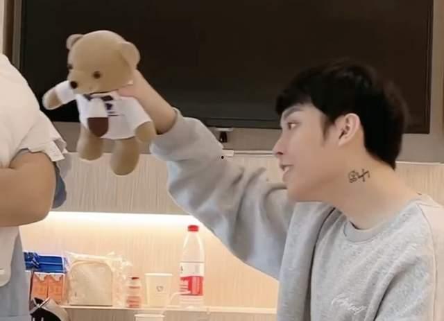 小猪先生兜儿吃瓜