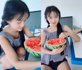 吃瓜蒲扇拍照,定格清凉瞬间