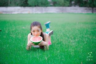 吃瓜蒲扇拍照,定格清凉瞬间