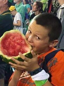 孩子吃瓜原视频,孩子原视频里的欢乐时光