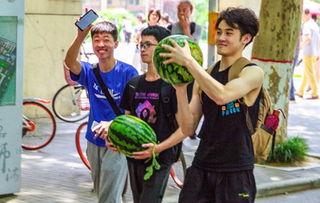 大货车吃瓜视频,揭秘货车司机的生活趣事