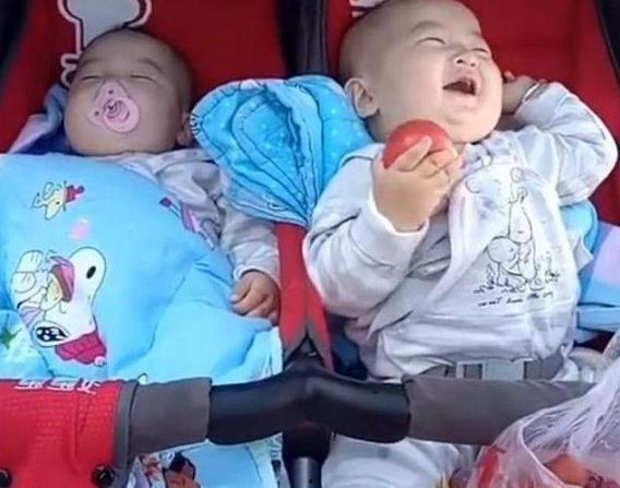 双胞胎小哥哥吃哈密瓜,双胞胎小哥哥甜蜜共享哈密瓜美味时光