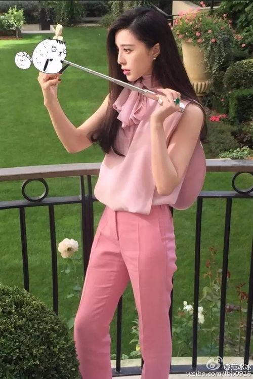 姑娘正在吃瓜,姑娘的悠闲食瓜日记