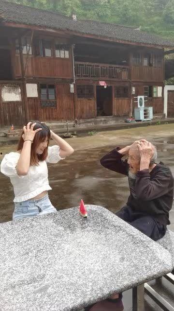 拍照姿势室内吃瓜,轻松吃瓜乐趣无限