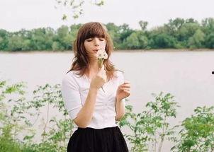 拍照姿势室内吃瓜,轻松吃瓜乐趣无限