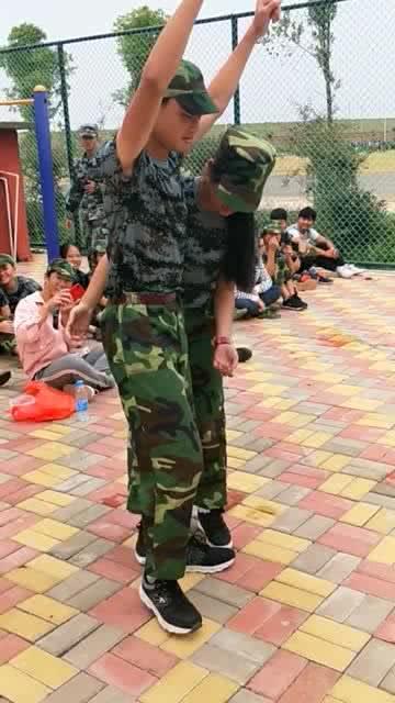 南京晓庄教官吃瓜视频,南京晓庄教官吃瓜视频引发热议