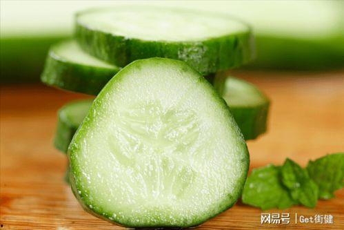 月下吃瓜图片,一场别开生面的夜市美食之旅