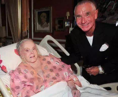 母女仨吃瓜,母女三人共享夏日瓜果时光