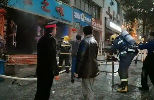 饭店着火众人吃瓜,围观群众“吃瓜”见证饭店火灾现场