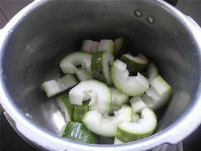 吃瓜排骨汤,吃瓜排骨汤，暖胃又养颜的养生佳品