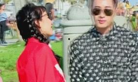 新娘蒙眼吃瓜视频,甜蜜瞬间引网友热议