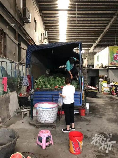 渝兴广场吃瓜群众