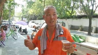 老人吃瓜路人视频,老人吃瓜引路人围观，温馨瞬间记录生活点滴