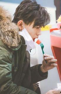 李峋吃瓜吃醋,吃瓜吃醋，揭秘娱乐圈背后的甜蜜与苦涩