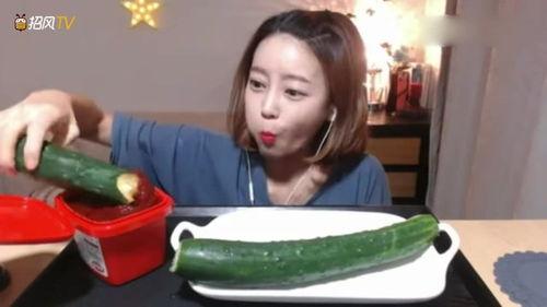 萌妹子吃瓜