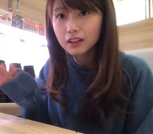 萌妹子吃瓜