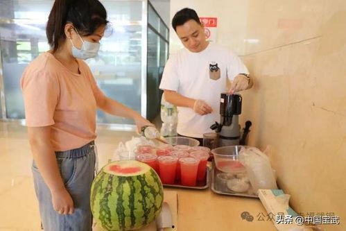 南京夫妻吃瓜事件,邻里纠纷引发社会热议